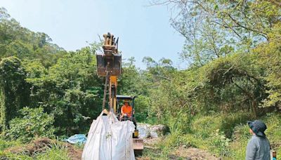 1300公噸待清 東山服務區旁有害廢棄物 有汙染龜重溪風險