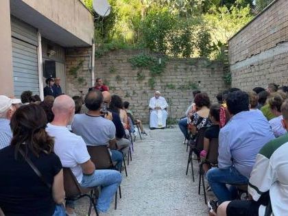 El papa Francisco se reúne con vecinos en un patio de la periferia de Roma