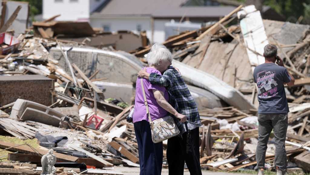 Iowa residents clean up tornado damage