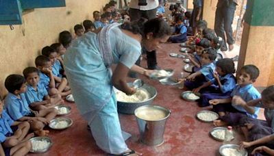 Karnataka government set to give lump sum amount as retirement benefit to midday meal workers