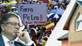 Cientos de manifestantes llegaron a la casa del presidente en Chía para protestar contra su gestión: “Fuera Petro”