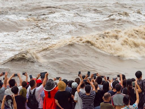 Disturbing video shows a large group of Chinese selfie-takers swept up by a giant tidal bore