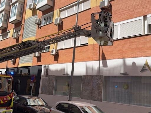 Hospitalizados 7 de los 26 vecinos afectados por inhalación de humo en un incendio en una vivienda de Alcobendas