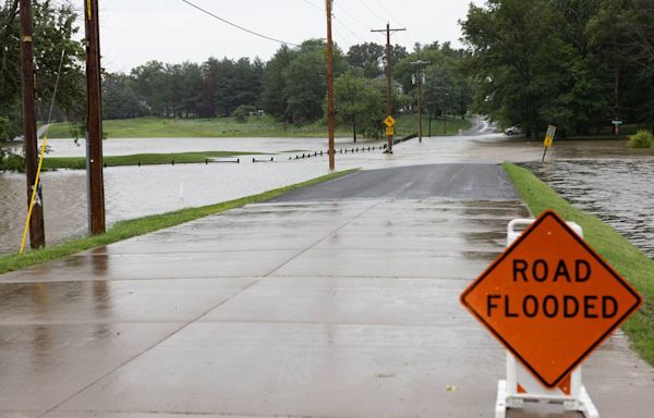 Flash flooding closes several major roads in southwestern Illinois. Avoid these routes