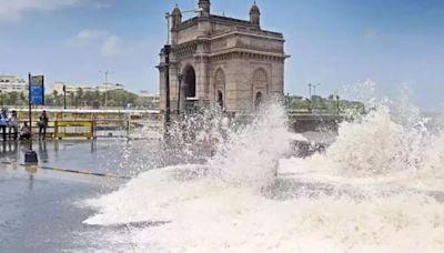 Mumbai Rain: Intense High Tides Crashes Gateway Of India; Old Video Goes Viral