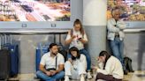 “La familia nos espera”: el caos y la incertidumbre reinan entre los pasajeros del AICM debido al apagón informático global
