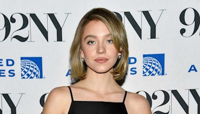 Sydney Sweeney luce su figura al bailar en la playa "La Bamba" - La Opinión