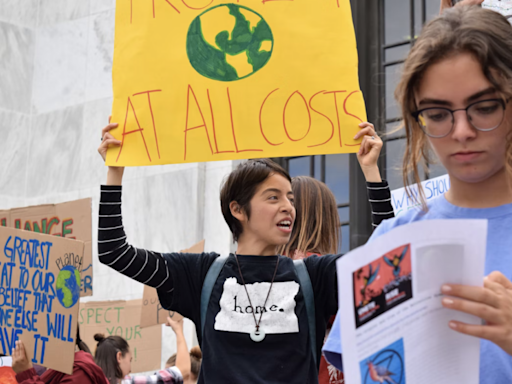 Oregon Democrats join 40 federal lawmakers urging rehearing on landmark youth climate case