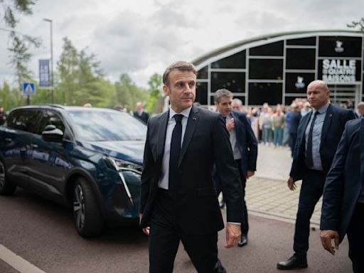 Emmanuel Macron proche d’une autre Première dame : loin de son mari, Brigitte Macron veille au grain