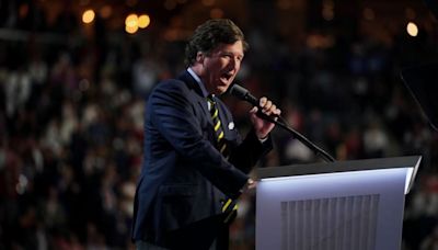 Tucker Carlson kicks off speaking tour in Arizona