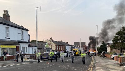 發生持刀襲擊的英國城鎮有示威者與警衝突並焚燒警車 - RTHK