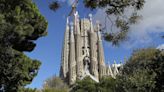 La célebre catedral de la Sagrada Familia de Barcelona está casi completa con las torres de los evangelistas concluidas