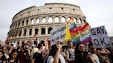 Comunidade LGBTQ+ acusa governo italiano de atropelar direitos paternais dos homossexuais