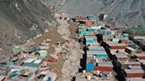 Cinco aldeas mineras de Perú quedan entre escombros por alud