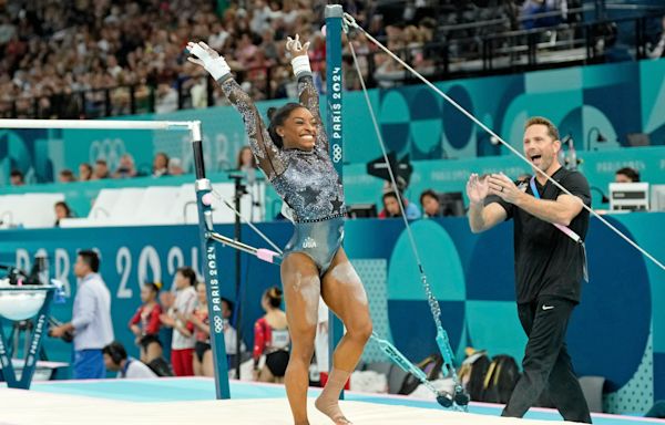 Olympic gymnastics live updates: Simone Biles puts on a show despite tweaking left calf