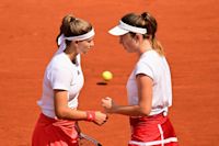 Olympics-Tennis-Italians Paolini and Errani speed into Olympic doubles final