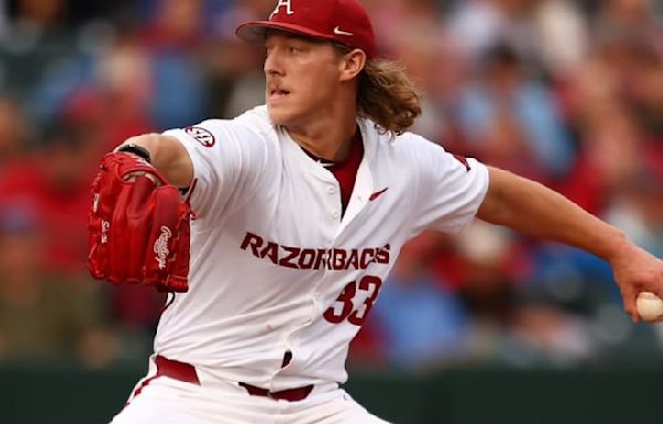 Arkansas defeats Florida 2-1 in series-opener