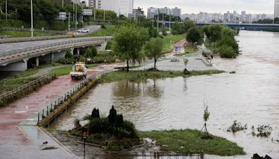 Las lluvias anegan cientos de hogares en Corea del Sur y causan gran caos circulatorio en Seúl