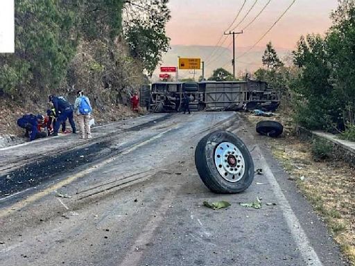 Volcadura de autobús en Malinalco deja 14 muertos y 31 heridos; pasajeros iban a Chalma