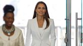 Kate moderniza su traje blanco con unos pendientes geométricos de 80 euros