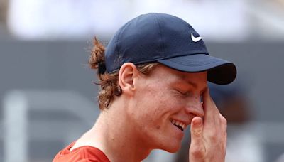 La reacción de Jannik Sinner al enterarse en cancha que se convirtió en número 1 del mundo tras la baja de Djokovic de Roland Garros