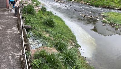 清洗殘漆害客雅溪秒變牛奶河 竹市環保局開罰了