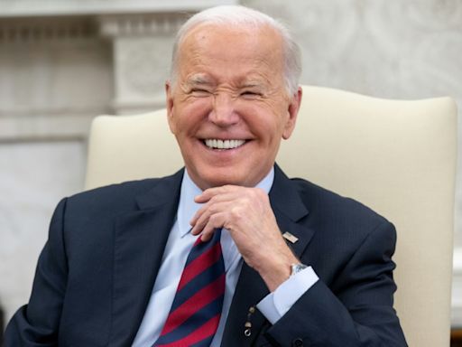 Biden allana el camino para regularizar a cientos de miles de migrantes