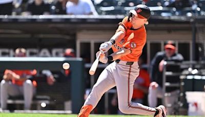 Orioles smack 3 homers in the 8th to stun White Sox