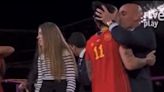 El beso de Luis Rubiales, el presidente de la Federación Española, a la jugadora Jenni Hermoso en la premiación del Mundial