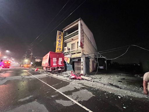 台南善化大貨車撞民宅、電線桿 附近一度停電