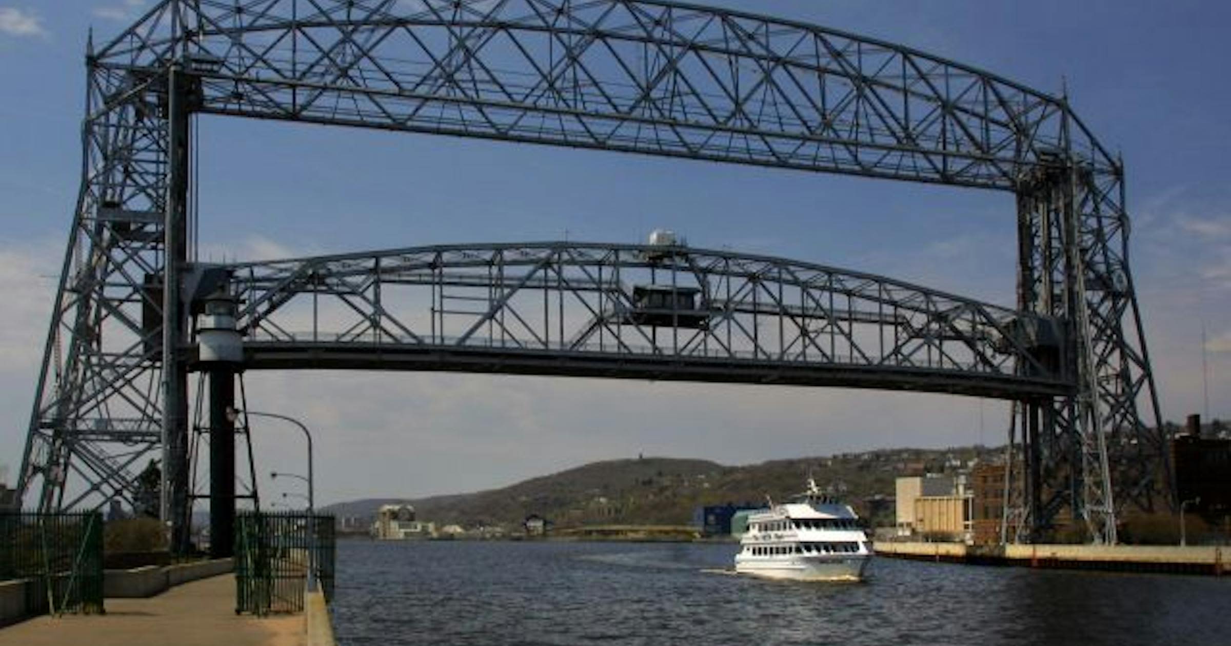 Injuries reported as Duluth sightseeing boat hits breakwater