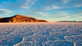 Cómo es el Salar de Uyuni: el desierto de sal más grande del mundo rodeado de volcanes