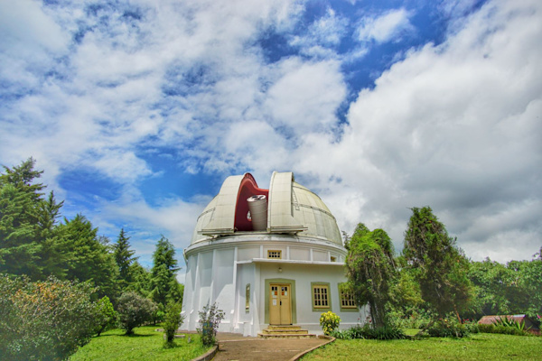 Observatorium Bosscha Bandung : Foto : nopanngluyur.wordpress.com