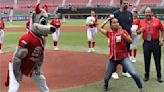 Diana Flores lanza la primera bola en juego de los Diablos Rojos