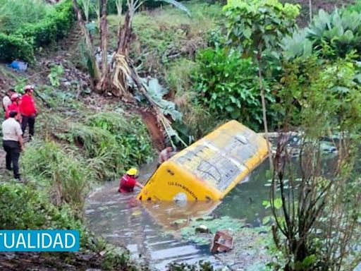 Bus que transportaba pacientes de diálisis cayó en una laguna, en Santo Domingo