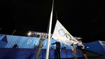 Bandeira olímpica é hasteada de cabeça para baixo na cerimônia de abertura da Olimpíada em Paris