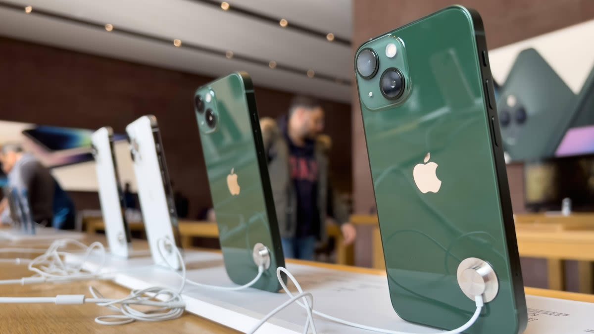 Apple Agrees to First Union Contract Deal for US Retail Employees