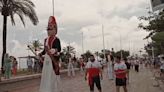 El Tio de la Porra sorprende a los turistas en pleno paseo Marítim de Gandia