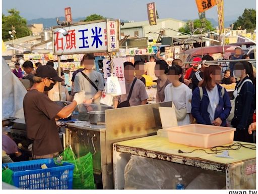 旱溪夜市超人氣烤玉米，開攤就排隊，一次三支最划算！