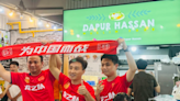 Dapur Hassan – Singapore national football team’s goalkeeper’s stall in Tampines attracts fans from China