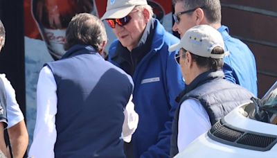 Juan Carlos I se deja ver por el puerto deportivo de Sanxenxo (Pontevedra) pero no compite en el primer día de regata