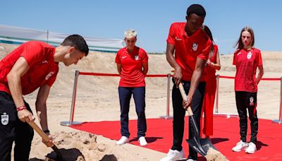 Quiénes son Taufik Seidou y Emma Moreno, los canteranos que han puesto la primera piedra de la Ciudad del Deporte