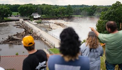 Watch live: Gov. Walz, Sen. Klobuchar give update after touring southern Minnesota flooding