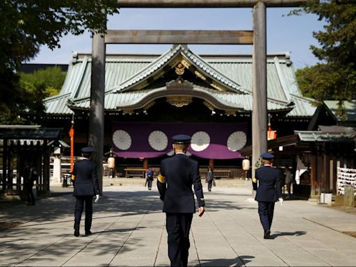 陸男在靖國神社噴漆、灑尿，氣炸日網重金懸賞該網紅！日本隨即撤銷11家旅行社簽證送簽權。