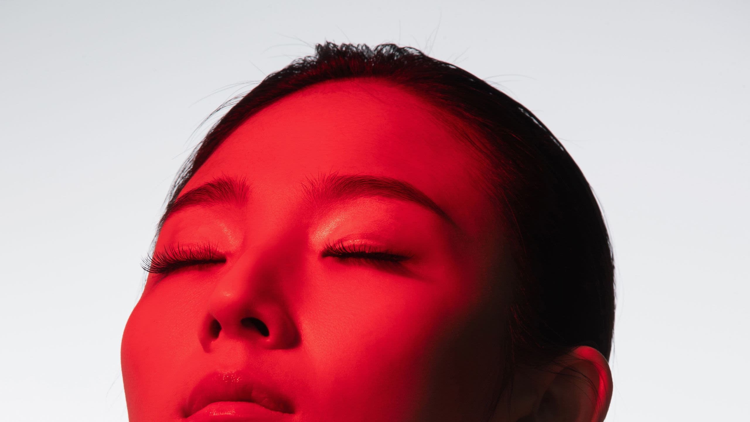 The 6 Best Red Light Therapy Devices for the Neck, According to Experts