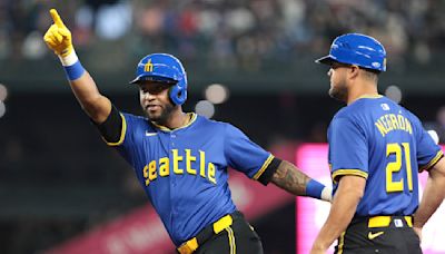 Castillo throws gem, Rodríguez drives in go-ahead run as Mariners beat Rangers 3-2