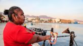 Las mujeres que esperan en el malecón de Acapulco a que el mar devuelva a sus familiares tras el huracán Otis