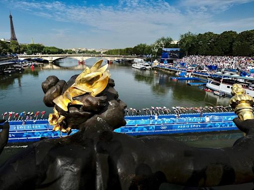 What camera is legendary sports photographer Bob Martin using at the Olympics?