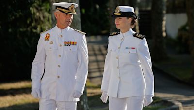 La princesa Leonor estrena el uniforme blanco de guardamarina en su primer día en la Escuela Naval de Marín