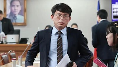 黃國昌憲法法庭看直播 綠轟：網紅巨嬰
